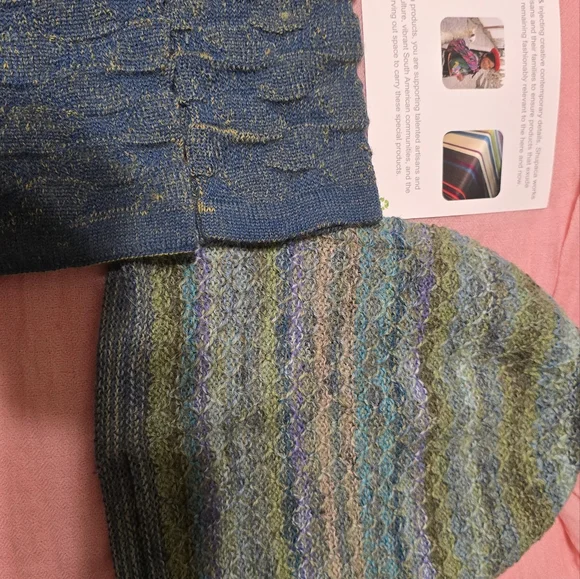 Fairtrade Artisan Shupaca Hat & Fingerless Mitts - Picture 5 of 5